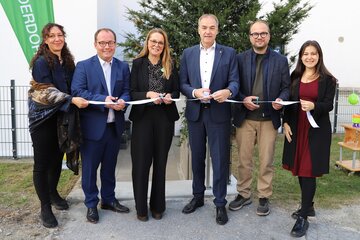 Nicole Bartl, Kinder- und Jugendanwältin, Marek Zeliska, Standortleitung SOS-Kinderdorf Burgenland, Bernadette Kalcher, Pädagogische Leitung Familienstärkendes Tagesangebot Eisenstadt, Soziallandesrat Leonhard Schneemann, Istvan Deli, Vizebürgermeister Eisenstadt und Samara Sánchez-Pöll, Jugendgemeinderätin Eisenstadt, durchschnitten gemeinsam das Band zur Eröffnung des neuen Tagesangebots in Eisenstadt. Damit wird die teilstationäre Kinder- und Jugendhilfe im Burgenland weiter ausgebaut, um Kinder und Familien frühzeitig und gezielt zu unterstützen.