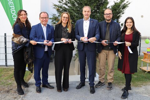 Nicole Bartl, Kinder- und Jugendanwältin, Marek Zeliska, Standortleitung SOS-Kinderdorf Burgenland, Bernadette Kalcher, Pädagogische Leitung Familienstärkendes Tagesangebot Eisenstadt, Soziallandesrat Leonhard Schneemann, Istvan Deli, Vizebürgermeister Eisenstadt und Samara Sánchez-Pöll, Jugendgemeinderätin Eisenstadt, durchschnitten gemeinsam das Band zur Eröffnung des neuen Tagesangebots in Eisenstadt. Damit wird die teilstationäre Kinder- und Jugendhilfe im Burgenland weiter ausgebaut, um Kinder und Familien frühzeitig und gezielt zu unterstützen.