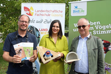 Landeshauptmann-Stellvertreterin Mag.a Astrid Eisenkopf (Mitte) mit Geschäftsführer Dr. Gábor Wichmann (BirdLife Österreich) und dem Direktor der Landwirtschaftlichen Fachschule Güssing, Ing. Dipl-Päd. Gerhard Müllner (v.l.).