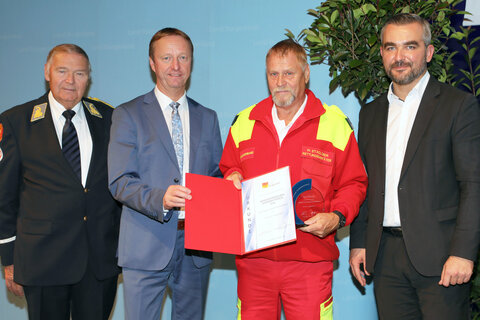 ASB-Präs. Johann Grillenberger, LH-Stv. Johann Tschürtz, Walter Stadlober, LR Heinrich Dorner (v.l.).