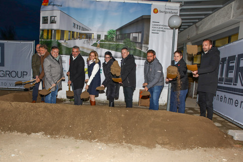 Nahmen den Spatenstich zum Bau der neuen Werkstatt vor (v.l.): Projektleiter BM DI (FH) Georg Hafenscher, Landesimmobilien Burgenland GmbH (LIB), Bildungsdirektor HR OSR Alfred Lehner, BEd MA, Stoobs Bürgermeister Bruno Stutzenstein, Landesrat Mag. Heinrich Dorner, Ceramico-Geschäftsführerin DI Anita Wolf, Ceramico Burgenland GmbH, LIB-Geschäftsführerin Dipl.-Ing. Jutta Benedek, Frank Pfnier, Pfnier & Co GmbH, Architekt DI Andreas Heigl, Architekturwerkstatt, und BM DI (FH) Gernot Engerth, Architekturwerkstat