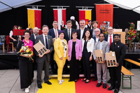 Landesrat Mag. Heinrich Dorner (7.v.r.) mit weiteren politischen Vertretern sowie Ehrengästen beim Jubiläum in Oberpullendorf.