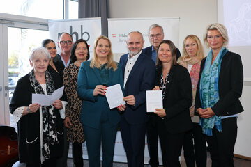 Bildungslandesrätin Daniela Winkler (5.v.l.) mit Bildungsdirektor Heinz Josef Zitz (5.v.r.) und Rektorin Sabine Weiz (Private Pädagogische Hochschule Burgenland (3.v.r.) mit den Referentinnen und Referenten des Tages der Diversität.