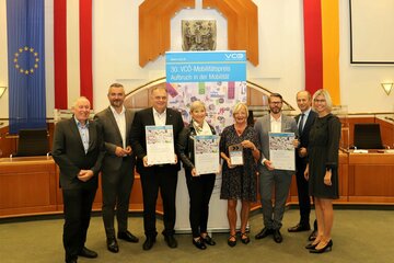 VCÖ-Geschäftsführer Dr. Willi Novak (l.), Landesrat Mag. Heinrich Dorner (2. v. l.) und ÖBB-Postbus Regionalmanager Hubert Kuzdas (2. v. r.) mit den Vertreterinnen und Vertretern der ausgezeichneten Projekte, nämlich Verkehrsbetriebe Burgenland GmbH-Geschäftsführer Wolfgang Werderits, (3. v. l.) der designierten Bürgermeisterin der Stadtgemeinde Mattersburg, Claudia Schlager, (4. v. l.) und der amtierenden Bürgermeisterin der Stadtgemeinde Mattersburg, Ingrid Salamon, (4. v. r.) sowie BHAK/BHAS Stegersbach-Schuldirektor Mag. Chris Wagner (3. v. r.) mit Pädagogin Mag.a Dr.in Angelika Heiling-Meltsch (r.);
