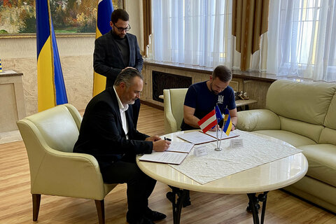 LH Hans Peter Doskozil und der Vorsitzende der Gebietsverwaltung Viktor Mykyta beim Unterzeichnen der Rahmenvereinbarung