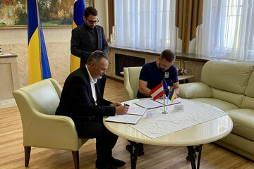 LH Hans Peter  Doskozil und der Vorsitzende der Gebietsverwaltung Viktor Mykyta beim Unterzeichnen der Rahmenvereinbarung