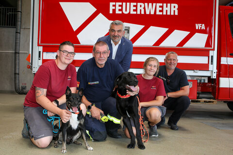Landesrat Heinrich, BR Michael Hauser, Geschäftsstellenleiter Landesfeuerwehrkommando Burgenland und ABI Andreas Braunstein, Landesfeuerwehrverband Burgenland, mit Marlene Hanko und Lisa Kahrer vom Tierschutzhaus Sonnenhof