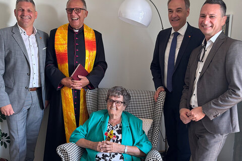 Landesrat Dr. Leonhard Schneemann, Trausdorfs Bürgermeister Andreas Rotpuller und Vizebürgermeister LAbg. Robert Hergovich bei der Eröffnung des Pflegestützpunktes Trausdorf.