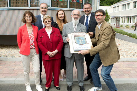 Der ehemalige Volksschuldirektor Ronald Renner erhielt von der Gemeinde die Ehrenbürgerschaft verliehen. Landesrat Dr. Leonhard Schneemann (links hinten) gratulierte gemeinsam mit Vizebürgermeisterin Christine Kotschar und Bürgermeister Stefan Laimer (hinten v.l.). Mit ihnen vorne am Foto: Volksschuldirektorin Marlies Gesslbauer und Konditormeister Christian Kaplan, der Ronald und Gattin Christa Renner (Mitte) eine Tore überreichte.