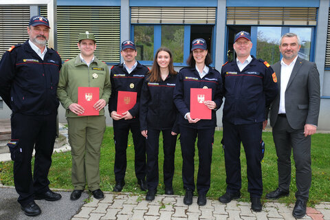 Landesrat Heinrich Dorner mit Feuerwehrmitgliedern, die das Feuerwehrleistungsabzeichen in Gold erfolgreich absolvierten.