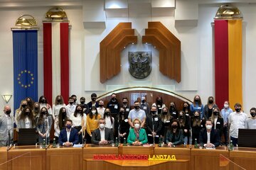 Beim heutigen „Jugend im Landtag“-EU Spezial nahmen der Leiter des EU-Verbindungsbüros des Landes Burgenland, Rainer Winter und Landesrat Heinrich Dorner, der das Burgenland im Europäischen Ausschuss der Regionen vertritt, sowie Landtagspräsidentin Verena Dunst, Barbara Glück, die Leiterin der KZ-Gedenkstätte Mauthausen, und Christian Pronai-Mariel von der Bildungsdirektion für Burgenland auf der Regierungsbank im Burgenländischen Landtagssitzungssaal Platz (1. Reihe v.l.n.r.) – und zwar gemeinsam mit Schülerinnen und Schülern der EMS Oberwart, begleitet von Schulleiter Hans-Peter Wolf (2. Reihe l.);