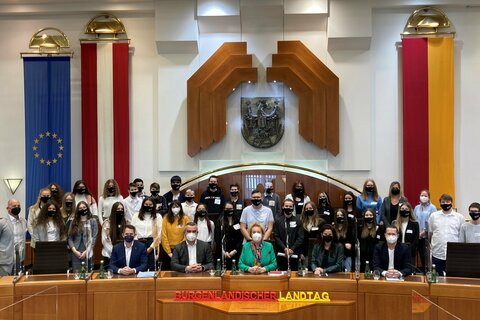 Beim heutigen „Jugend im Landtag“-EU Spezial nahmen der Leiter des EU-Verbindungsbüros des Landes Burgenland, Rainer Winter und Landesrat Heinrich Dorner, der das Burgenland im Europäischen Ausschuss der Regionen vertritt, sowie Landtagspräsidentin Verena Dunst, Barbara Glück, die Leiterin der KZ-Gedenkstätte Mauthausen, und Christian Pronai-Mariel von der Bildungsdirektion für Burgenland auf der Regierungsbank im Burgenländischen Landtagssitzungssaal Platz (1. Reihe v.l.n.r.) – und zwar gemeinsam mit Schülerinnen und Schülern der EMS Oberwart, begleitet von Schulleiter Hans-Peter Wolf (2. Reihe l.);