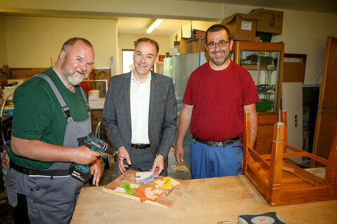 Landesrat Leonhard Schneemann im Gespräch mit Klienten bei Besuchen im Caritas Haus Vitus in Wimpassing sowie im Kastell Dornau