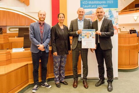 Auszeichnung für ein vorbildliches Projekt (neue Regelungen für Einkaufszentren und Supermärkte) im Rahmen des VCÖ-Mobilitätspreises Burgenland (v.r.n.l.) Landesrat Mag. Heinrich Dorner, Mag. Peter Zinggl, LLM, Leiter des Hauptreferats Landesplanung im Amt der Burgenländischen Landesregierung, DIin Judith Engel, MBA, MSc, MSc, Vorständin ÖBB-Infrastruktur AG, VCÖ-Experte Michael Schwendinger.