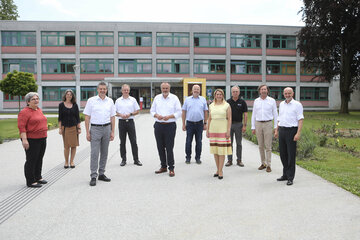 LH Hans Peter Doskozil (5.v.l.) mit Bildungslandesrätin Mag.a (FH) Daniela Winkler (4.v.r.), Bgm. Mag. Kurt Maczek (2.v.r.), Bildungsdirektor Mag. Heinz Josef Zitz (r.), Direktor Prof. Dipl-Ing. Dr. Wilfried Lercher MA (3.v.l.), OStR Prof. Mag. Andrea Liebmann (l., Internatsleiterin) sowie Lehrern der HTBL Pinkafeld.