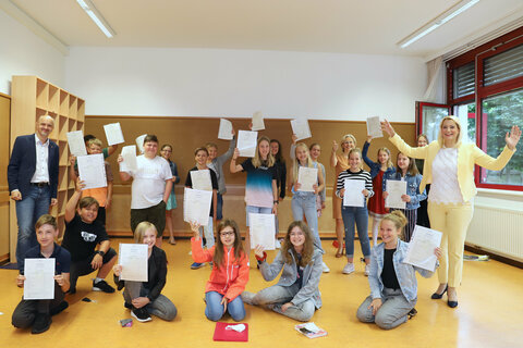 Bildungsdirektor Mag. Heinz Josef Zitz und Bildungslandesrätin Mag.a (FH) Daniela Winkler mit Schülerinnen und Schülern der NMS Gols.