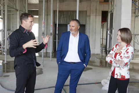 Landeshauptmann Hans Peter Doskozil machte sich beim Rundgang mit Erich und Bettina Scheiblhofer persönlich ein Bild vom Fortschritt der Bauarbeiten am Wein-Wellness-Erlebnis-Resort der Scheiblhofers