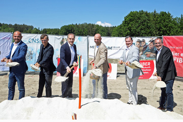 Spatenstich Glasfaserausbau-Gemeinden_1 und 2: Bürgermeister Joachim Raser (Gemeinde Markt Allhau), Christian Nemeth, CCO der öGIG, Landesrat Dr. Leonhard Schneemann, Bürgermeister Jürgen Zimara (Gemeinde Loipersdorf-Kitzladen), Bürgermeister Wolfgang Koller (Gemeinde Kemeten) und Bürgermeister Walter Pfeifer (Gemeinde Wolfau), v.l., beim Spatenstich zum neuen Glasfaser-Ausbau im Südbugenland.