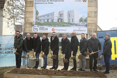 Spatenstich für den neuen Kindergarten und die Kinderkrippe in Rotenturm mit Landesrat Mag. Heinrich Dorner (5.v.l.) sowie Bürgermeister Manfred Wagner (5.v.r.), Vizebürgermeister Reinhard Kuktits (2.v.l.) sowie Mitarbeitern der PEB und den weiteren bauausführenden Firmen.