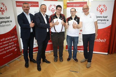 Landeshauptmann Mag. Hans Peter Doskozil (2.v.l.) und Landesrat Mag. Heinrich Dorner (l.) freuen sich gemeinsam mit Präsident Peter Ritter (Special Olympics Österreich) sowie den Sportlern Emanuel Horvath und Manuel Dukic (v.l.) über den Start der Spiele.