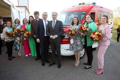 Landesrat Leonhard Schneemann (4.v.r.) mit Bürgermeister Markus Szelinger (6.v.l.) und Feuerwehrkommandant Harald Joseph (5.v.l.) sowie den Patinnen des neuen Mannschaftstransportfahrzeuges der Freiwilligen Feuerwehr Neumarkt im Tauchental.