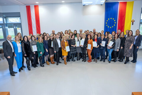 Umweltreferentin LH-Stv.in Astrid Eisenkopf, Bildungslandesrätin Daniela Winkler, Bildungsdirektor Heinz Josef Zitz und Petra Mayer, Ökolog-Koordinatorin Burgenland, mit den VertreterInnen der ausgezeichneten ÖKOLOG-Schulen.