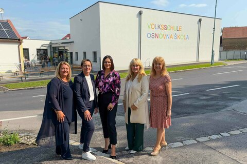 VS Direktorin Isabella Radatz-Grauszer, BEd MSc, Bürgermeisterin Eva Karacson, Landtagspräsidentin Mag.a Astrid Eisenkopf, Mag.a Karin Vukman-Artner, Leiterin der Abteilung Minderheitenschulwesen in der Bildungsdirektion Burgenland, und Schulqualitätsmanagerin Mag.a Michaela Seidl vor der neuen Volksschule in Zillingtal