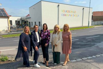 VS Direktorin Isabella Radatz-Grauszer, BEd MSc, Bürgermeisterin Eva Karacson, Landtagspräsidentin Mag.a Astrid Eisenkopf, Mag.a Karin Vukman-Artner, Leiterin der Abteilung Minderheitenschulwesen in der Bildungsdirektion Burgenland, und Schulqualitätsmanagerin Mag.a Michaela Seidl vor der neuen Volksschule in Zillingtal