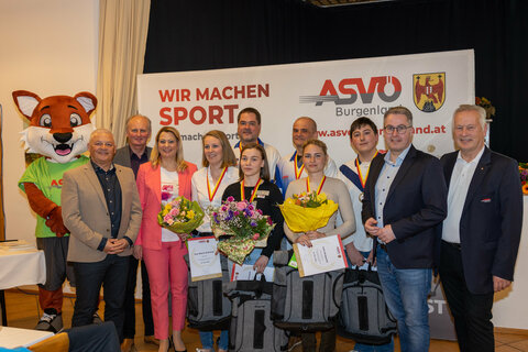 Landesrätin Mag.a (FH) Daniela Winkler (3.v.l.) überreichte gemeinsam mit ASVÖ Burgenland-Präsident Ing. Robert Zsifkovits (r.) und den weiteren Ehrengästen die Medaillen und Urkunden an verdiente Sportlerinnen und Sportler aus dem Bezirk Neusiedl am See.