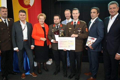 Landesfeuerwehrkommandant Alois Kögl, Landtagspräsidentin Verena Dunst (v.l.) und Landeshauptmann-Stellvertreter Johann Tschürtz (r.) mit Bürgermeister Reinhard Jud-Mund (2.v.r.) und Mitgliedern der Ortsfeuerwehr.