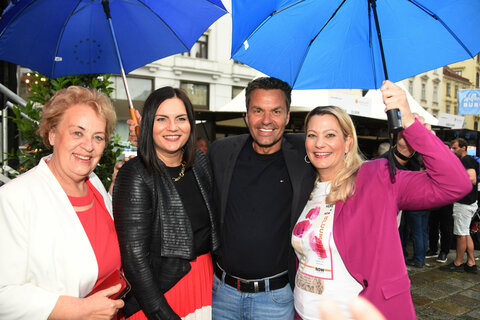 Landtagspräsidentin Verena Dunst, Landeshauptmann-Stellvertreterin Mag.a Astrid Eisenkopf, Burgenland Tourismus-Geschäftsführer Didi Tunkel und Landesrätin Mag.a (FH) Daniela Winkler (v.l.) bei der Eröffnung des Burgenland Kul(t)inarium "Am Hof" in Wien.