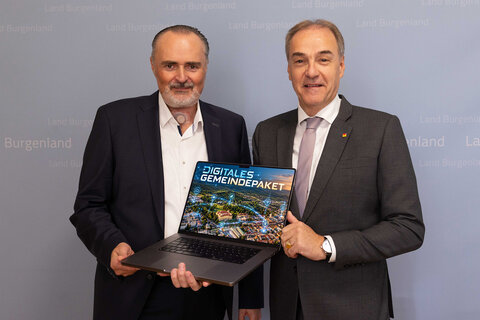 Landeshauptmann Hans Peter Doskozil (links im Bild) und Landesrat Leonhard Schneemann präsentieren das Digitale Gemeindepaket des Landes.