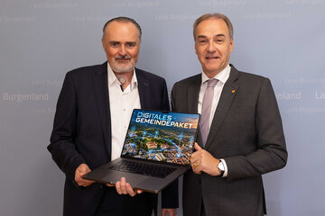 Landeshauptmann Hans Peter Doskozil (links im Bild) und Landesrat Leonhard Schneemann präsentieren das Digitale Gemeindepaket des Landes.