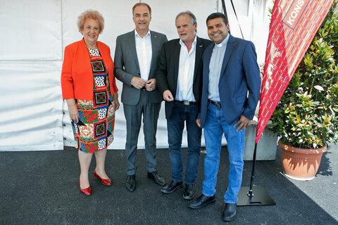 Landtagsabgeordnete Verena Dunst, Wirtschaftslandesrat Dr. Leonhard Schneemann, Geschäftsführer Gerhard Horn und Pfarrer Basil Obiekii (v.l.).