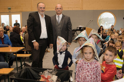 Die Kinder überreichten im Beisein von Bürgermeister Helmut Kopeszki Landeshauptmann Hans Peter Doskozil vor Beginn des Festaktes ein Geschenk.