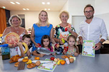 Landesrätin Daniela Winkler (2.v.l.) besuchte gemeinsam mit Landtagspräsidentin Verena Dunst (2.v.r.) das Lern- und Feriencamp sowie Fit 4 Diversity in Stegersbach. Mit ihnen am Foto: Standortleiterin Daniela Holzmann (l.) und Bürgermeister Jürgen Dolesch (r.).