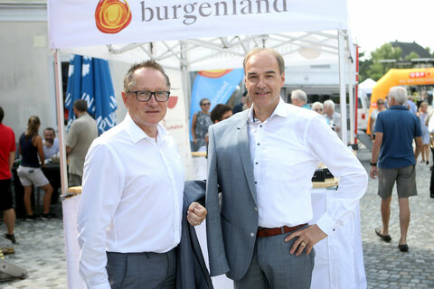 Frühschoppen Stadtschlaining: Landesrat Dr. Leonhard Schneemann mit Obmann DI Peter Reichstädter (Burgenländischer Blasmusikverband) (v.l.).
