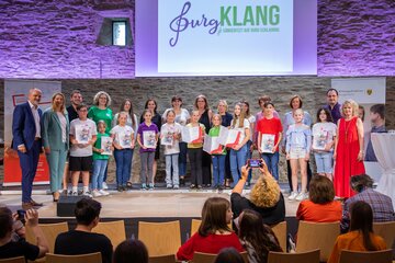 Gruppenfoto mit allen TeilnehmerInnen, Bildungslandesrätin Mag.a (FH) Daniela Winkler und Bildungsdirektor Mag. Heinz Josef Zitz