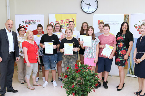 Finanzpässe für Schüler vergeben