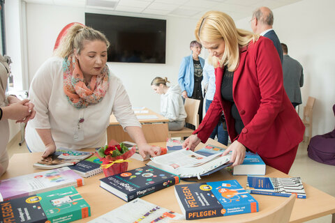 Landesrätin Daniela Winkler bei einem Rundgang durch die neu eröffneten Räumlichkeiten der Schule für Gesundheits- und Krankenpflege in Eisenstadt.