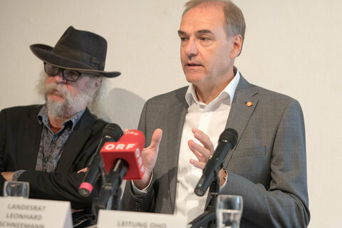 Landesrat Dr. Leonhard Schneemann (r., im Bild mit Autor und Regisseur Peter Wagner).