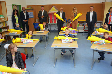 Lehrerin Karin Kiss, Schulqualitätsmanager Klaus Schermann, Vizebürgermeister Stefan Laimer, Bildungsdirektor Mag. Heinz Josef Zitz, Landesrätin Mag.a (FH) Daniela Winkler, Bürgermeister Gert Polster und Direktorin Marlies Gesslbauer mit Volkschulkind