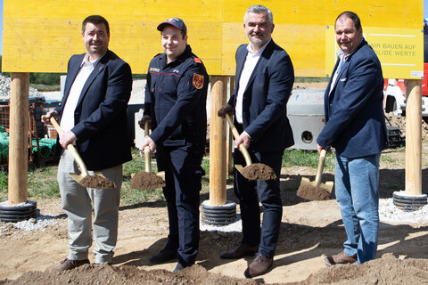 Landesrat Heinrich Dorner (2.v.r.) nahm gemeinsam mit Bürgermeister Marc Hoppel (l.), Vizebürgermeister Johannes Pfeffer (r.) und Feuerwehrkommandant Marco Luif (2.v.l) den Spatenstich zum neuen Feuerwehrhaus in Grafenschachen vor.