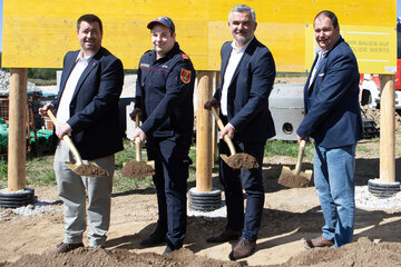 Landesrat Heinrich Dorner (2.v.r.) nahm gemeinsam mit Bürgermeister Marc Hoppel (l.), Vizebürgermeister Johannes Pfeffer (r.) und Feuerwehrkommandant Marco Luif (2.v.l) den Spatenstich zum neuen Feuerwehrhaus in Grafenschachen vor.