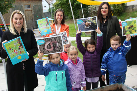 LH-Stellvertreterin Mag.a Astrid Eisenkopf, Landesrätin Mag.a (FH) Daniela Winkler und Lea Mirwald, MSc, GF des Vereins "Tierschutz macht Schule", wollen mit den „Zehn Gartenfreunden“ Tierschutzwissen einfach und spannend an die Kleinsten weitergegeben.