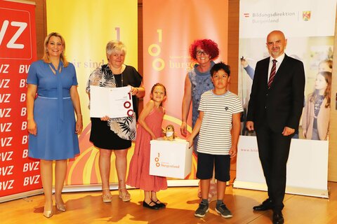 Landesrätin Mag.a(FH) Daniela Winkler (l.) und Bildungsdirektor Mag. Heinz Josef Zitz mit Direktorin Ingrid Luftensteiner, Pädagogin Gertrude Knopf und den Schülern Xaver und Emma-Lou