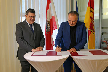 LH Hans Peter Doskozil und IKG-Präsident Oskar Deutsch bei der Vertragsunterzeichnung zur Übergabe des Jüdischen Zentralarchivs an die Israelitische Kultusgemeinde Wien.