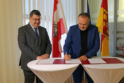 LH Hans Peter Doskozil und IKG-Präsident Oskar Deutsch bei der Vertragsunterzeichnung zur Übergabe des Jüdischen Zentralarchivs an die Israelitische Kultusgemeinde Wien.