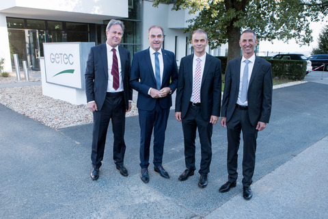 Landesrat Dr. Leonhard Schneemann (2.v.l.) gratulierte der Geschäftsleitung von GETEC, DI Hermann Urschitz (l.), Ing. Josef Reisenhofer (2.v.r.) und DI Andreas Haferl (r.) zum Jubiläum und wünschte viel Glück und Erfolg für die Zukunft.