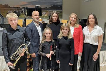 ildungslandesrätin Mag.a (FH) Daniela Winkler (2.v.r.) mit Bürgermeister Hannes Schmid (2.v.l.) und Direktorin Mag. Franziska Forbecini (r.) sowie Schülerinnen und Schülern beim Jubiläumskonzert.